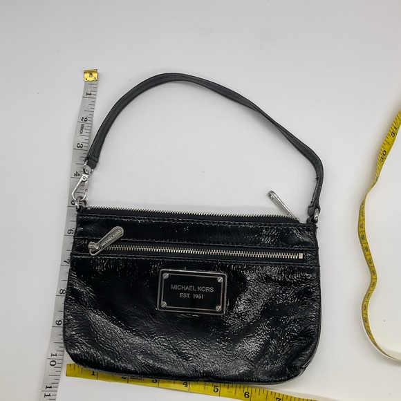 MICHAEL KORS LARGE PATENT LEATHER WRISTLET - Picture 4 of 5